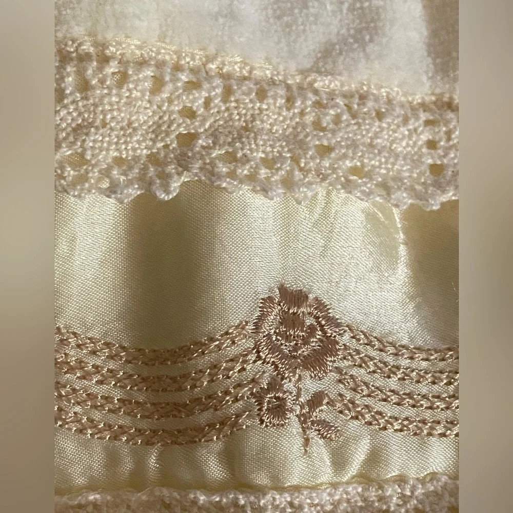 The Avanti Look 1978 lace floral trim USA VTG hand towel